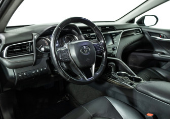Подержанный автомобиль Toyota Camry Sedan 2019 года (11 фото)