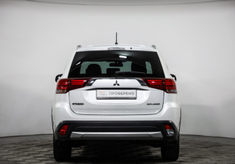 Подержанный автомобиль Mitsubishi Outlander 2015 года (6 фото)