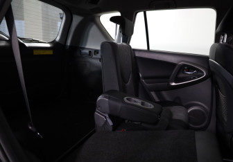 Подержанный автомобиль Toyota RAV4 2012 года (15 фото)