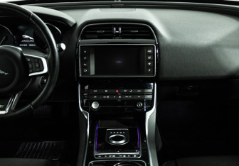 Подержанный автомобиль Jaguar XE 2015 года (14 фото)