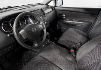 Подержанный автомобиль Nissan Tiida Hatchback 2011 года (9 фото)