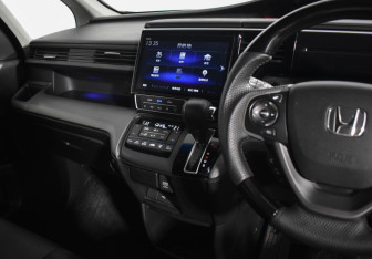 Подержанный автомобиль Honda Stepwgn 2018 года (21 фото)