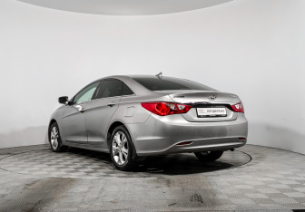 Подержанный автомобиль Hyundai Sonata 2011 года (7 фото)