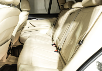 Подержанный автомобиль BMW X5 2015 года (10 фото)