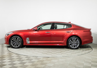 Подержанный автомобиль Kia Stinger 2018 года (8 фото)