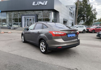Подержанный автомобиль Ford Focus Sedan 2013 года (6 фото)
