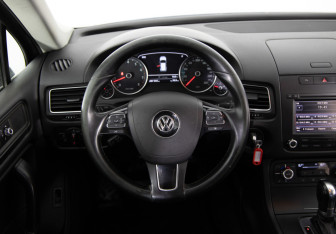 Подержанный автомобиль Volkswagen Touareg 2012 года (10 фото)