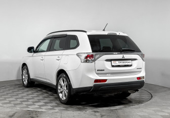 Подержанный автомобиль Mitsubishi Outlander 2013 года (7 фото)