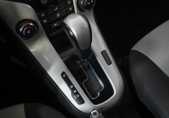 Подержанный автомобиль Chevrolet Cruze Wagon 2014 года (15 фото)