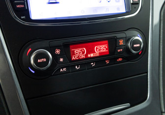 Подержанный автомобиль Ford Mondeo Sedan 2011 года (16 фото)