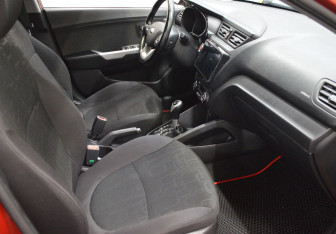 Подержанный автомобиль Kia Rio Hatchback 2013 года (12 фото)