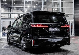 Подержанный автомобиль Voyah Dream 2023 года (8 фото)