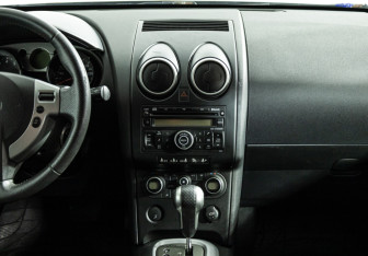 Подержанный автомобиль Nissan Qashqai 2008 года (14 фото)