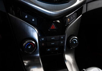 Подержанный автомобиль Chevrolet Cruze Hatchback 2014 года (14 фото)