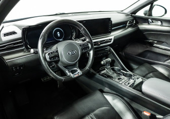 Подержанный автомобиль Kia K5 2021 года (11 фото)