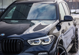 Подержанный автомобиль BMW X5 2021 года (2 фото)