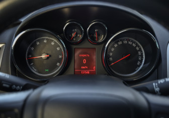 Подержанный автомобиль Opel Astra Hatchback 2011 года (14 фото)