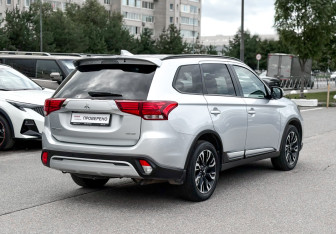 Подержанный автомобиль Mitsubishi Outlander 2021 года (6 фото)