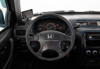 Подержанный автомобиль Honda CR-V 2000 года (10 фото)