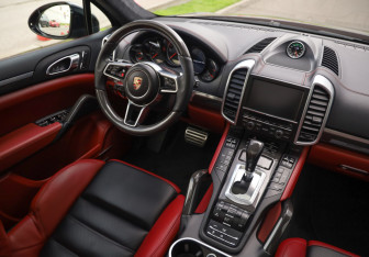 Подержанный автомобиль Porsche Cayenne 2014 года (11 фото)