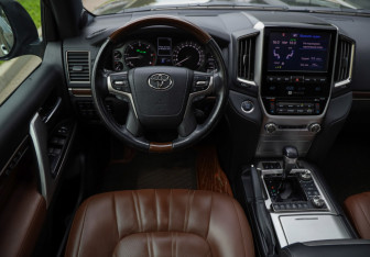 Подержанный автомобиль Toyota Land Cruiser Suv 2020 года (12 фото)