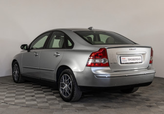 Подержанный автомобиль Volvo S40 2006 года (7 фото)