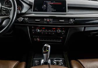 Подержанный автомобиль BMW X5 2015 года (16 фото)