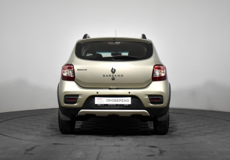 Подержанный автомобиль Renault Sandero 2016 года (6 фото)