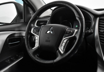 Подержанный автомобиль Mitsubishi Pajero Sport 2017 года (15 фото)