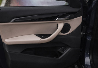 Подержанный автомобиль BMW X1 2021 года (20 фото)