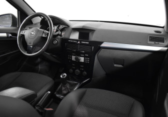 Подержанный автомобиль Opel Astra Sedan 2010 года (10 фото)