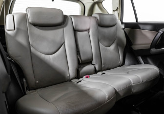 Подержанный автомобиль Toyota RAV4 2006 года (21 фото)