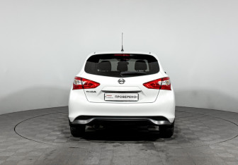 Подержанный автомобиль Nissan Tiida Hatchback 2015 года (6 фото)
