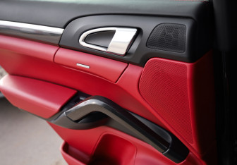 Подержанный автомобиль Porsche Cayenne 2014 года (26 фото)