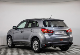Подержанный автомобиль Mitsubishi ASX 2013 года (7 фото)