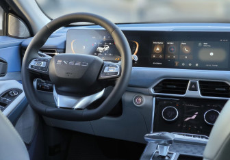 Подержанный автомобиль Exeed TXL 2022 года (16 фото)