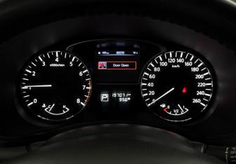 Подержанный автомобиль Nissan Pathfinder 2015 года (18 фото)