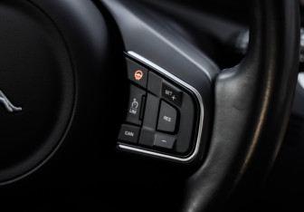 Подержанный автомобиль Jaguar E-Pace 2019 года (13 фото)