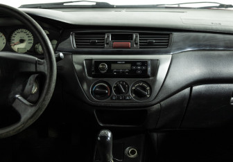 Подержанный автомобиль Mitsubishi Lancer Sedan 2005 года (14 фото)