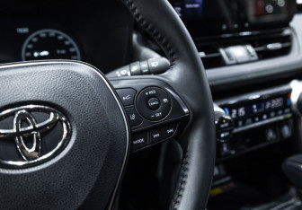 Подержанный автомобиль Toyota RAV4 2025 года (23 фото)