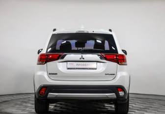 Подержанный автомобиль Mitsubishi Outlander 2018 года (6 фото)