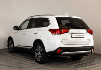 Подержанный автомобиль Mitsubishi Outlander 2017 года (7 фото)