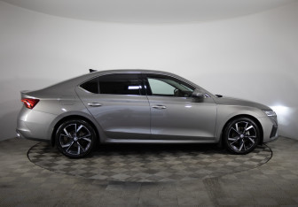 Подержанный автомобиль Skoda Octavia Liftback 2023 года (4 фото)