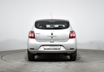 Подержанный автомобиль Renault Sandero 2015 года (6 фото)