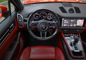 Подержанный автомобиль Porsche Cayenne 2021 года (14 фото)
