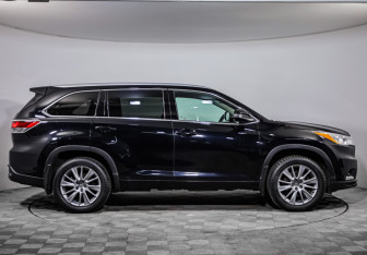 Подержанный автомобиль Toyota Highlander 2015 года (4 фото)