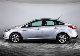 Подержанный автомобиль Ford Focus Sedan 2011 года (8 фото)