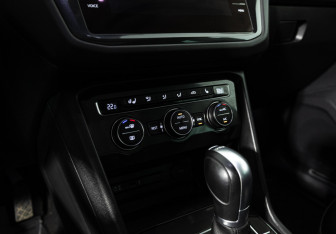 Подержанный автомобиль Volkswagen Tiguan 2017 года (19 фото)