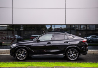 Подержанный автомобиль BMW X6 2021 года (9 фото)