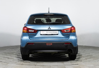 Подержанный автомобиль Mitsubishi ASX 2011 года (7 фото)